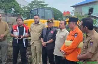 Ketua DPRD Padang, Muharlion bersama anggota, dampingi Sestama BNPB, Rustian dan Wako Padang, Fadly Amran, meninjau tanah calon lokasi pembangunan Huntara dan Huntap di Padang, Senin.  (Foto: Ist)