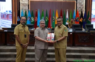 Ketua DPRD Sumbar Muhidi memimpin rapat paripurna penyampaian laporan reses sekaligus penutupan masa persidangan pertama Tahun 2025/2026 di ruang rapat utama DPRD Sumbar, Padang. (Foto: Ist)