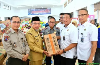 Wakil Wali Kota Padang Maigus Nasir menerima bantuan logistik berupa 10 ton beras dari Kakanwil Ditjenpas Sumbar Kunrat Kasmiri dan Kakanwil Ditjen Imigrasi Sumbar Nurudin di Posko Tanggap Darurat Bencana Kota Padang. (Foto: Ist)