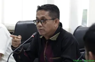 Wakil Ketua DPRD Sumbar, Evi Yandri Rajo Budiman, menyampaikan sikap tegas terkait dugaan pelanggaran kesusilaan oleh oknum ASN di Bungus dan mendorong penegakan hukum sesuai peraturan daerah dan disiplin ASN. (Foto: Ist)