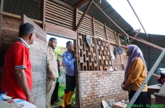 Wali Kota Padang Fadly Amran meninjau kondisi Pondok Pesantren MTI Batang Kabung dan SD Negeri 49 Batang Kabung yang terdampak banjir di Kecamatan Koto Tangah, Selasa (16/12/2025). (Foto: Ist)