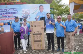 Wali Kota Padang Fadly Amran menghadiri Senam Massal Gebyar KORMI Kota Padang yang digelar di Lapangan Apeksi Balai Kota Padang, Aie Pacah, Minggu (28/12/2025). (Foto: Ist)
