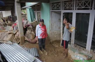 Ratusan ASN Pemerintah Kota Padang mengikuti gotong royong membersihkan lumpur sisa banjir bandang dan longsor di kawasan SMAN 12 Padang, Kelurahan Gurun Laweh, Kecamatan Nanggalo, dipimpin Wakil Wali Kota Padang Maigus Nasir. (Foto: Ist)