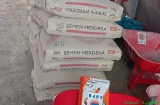 Material pembangunan hunian sementara (Huntara) mulai diterima Pemerintah Kota Padang di kawasan Simpang Haru, Kecamatan Padang Timur, Rabu (17/12/2025), sebagai upaya relokasi warga terdampak banjir dan longsor. (Foto: Ist)