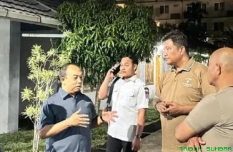 Ketua DPRD Padang, Muharlion koordinasi dengan Kepala UPTD Rusunawa Koto Tangah, Kadis Perkim, Camat dan Kapolsek Koto Tangah terkait kesiapan Rusus Nelayan menyambut relokasi penyintas banjir Padang, Rabu malam. (Foto: Ist)