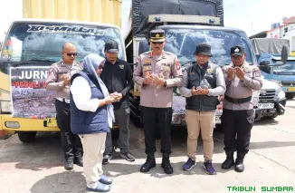 Koordinator Wilayah IJTI Sumatera memberangkatkan dua truk bantuan logistik untuk korban banjir bandang di Sumatera Barat, Selasa (9/12/2025). (Foto: Ist)