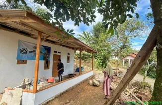 Program bedah rumah dari Kapolri Jenderal Listyo Sigit Prabowo melalui Masyarakat Pecinta Polisi Indonesia membantu renovasi rumah Ujang, warga kurang mampu di Desa Sukamakmur, Kabupaten Bogor. (Foto: Ist)