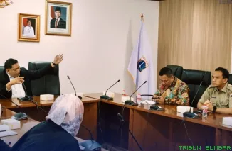 Ketua Komisi Informasi DKI Jakarta Harry Ara Hutabarat menyampaikan materi keterbukaan informasi publik dalam sosialisasi perencanaan Jakarta menuju Kota Global di Balai Kota DKI Jakarta. (Foto: Ist)