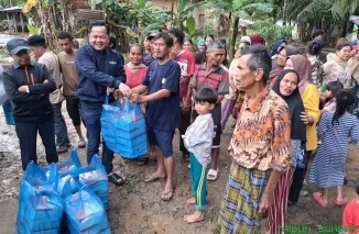 Ketua Komisi IV DPRD Sumbar, Doni Harsiva Yandra, meninjau lokasi terdampak banjir bandang sambil mendorong percepatan penanganan bencana di Sumatera Barat. (Foto: Ist)