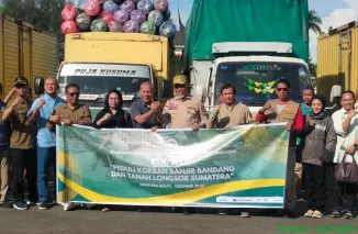 Gubernur Sumatera Barat Mahyeldi Ansharullah menerima secara simbolis bantuan 23 ton sembako dan kebutuhan penting dari Kementerian Lingkungan Hidup dan Kehutanan (KLHK) di Padang, Sabtu (6/12/2025). (Foto: Ist)