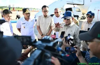 Presiden Prabowo Subianto berdialog dengan warga terdampak banjir bandang di posko pengungsian Padang Pariaman. (Foto: Ist)