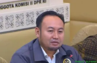 Anggota Komisi IV DPR RI Rahmat Saleh menyampaikan pandangan kritis terkait lemahnya pengawasan kawasan hutan dalam Rapat Dengar Pendapat bersama Kementerian Kehutanan di Gedung Senayan, Jakarta, Kamis (4/12/2025). (Foto: Ist)
