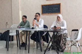 Penasehat Peneliti Miko Kamal Associates (MKA), Miko Kamal, SH, LL.M, Ph.D, didampingi Koordinator Peneliti, Ari Tirta, SH, LL.M dan Rezi Tri Putri, saat menyampaikan hasil penelitian terkait urgensi status Bencana Nasial di Kafe Permindo Padang, Sabtu (6