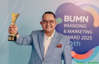 Direktur Komersial IAS, Muchdian Muchlis, menerima penghargaan Best CMO -- Personal Communication pada ajang BUMN Branding & Marketing Award 2025. (Foto: Ist)