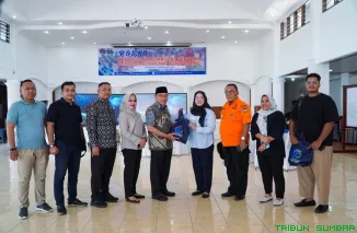 Wakil Wali Kota Padang Maigus Nasir menerima secara simbolis bantuan logistik dari Direktur Kerja Sama HAM Ditjen HAM Harniati di Posko Tanggap Darurat Bencana Kota Padang, Kamis (18/12/2025). (Foto: Ist)