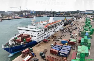 Kapal PELNI KM Kelud mengangkut bantuan kemanusiaan gratis menuju Pelabuhan Belawan untuk korban banjir dan longsor di Sumatera Utara. (Foto: Ist)