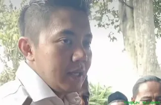 Sekretaris Kabinet Teddy Indra Wijaya menyampaikan keterangan pers terkait penanganan nasional bencana banjir dan longsor di Sumatera. (Foto: Ist)