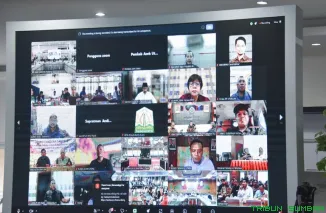 Wakil Wali Kota Padang Maigus Nasir mengikuti rapat koordinasi pembangunan hunian tetap (Huntap) pascabencana yang dipimpin Menteri PKP RI Maruarar Sirait secara daring dari Gedung Putih Rumah Dinas Wali Kota Padang, Kamis (25/12/2025). (Foto: Ist)