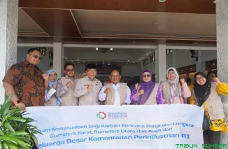 Wakil Wali Kota Padang Maigus Nasir menerima bantuan logistik bencana hidrometeorologi dari Kementerian Perindustrian RI di Posko Tanggap Darurat Bencana Kota Padang. (Foto: Ist)