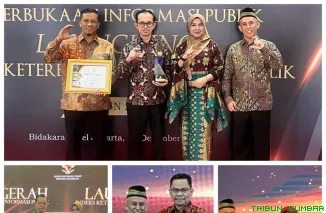 Perwakilan Pemprov Sumbar dan pimpinan perguruan tinggi di Padang menerima Anugerah Keterbukaan Informasi Publik dari Komisi Informasi Pusat dalam acara Anugerah KI Pusat 2025 di Hotel Bidakara, Jakarta, Senin (15/1/2025). (Foto: Ist)