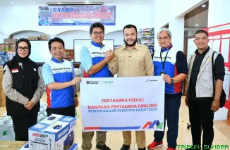 Wali Kota Padang Fadly Amran menerima bantuan 50 unit tangki air dan 5 unit power sprayer dari Pertamina Drilling Service Indonesia di Posko Tanggap Darurat Bencana Kota Padang, Selasa (9/12/2025). (Foto: Ist)