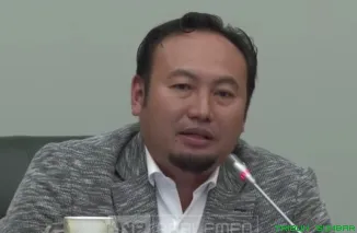 Anggota Komisi IV DPR RI, Rahmat Saleh, saat menyampaikan kritik keras terkait penanganan bencana dalam rapat dengan Menteri Kehutanan di Gedung DPR RI. (Foto: Ist)