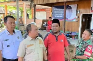 Ketua DPRD Padang, Muharlion dialog dengan mudir Pondok Pesantren Haraqatul Quran didampingi Babinsa dan Camat terkait kerusakan yang diakibatkan banjir bandang tanggal 28 November 2025 dinihari, pondok pesantren ini mengalami rusak berat. (Foto: Ist)