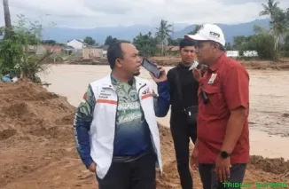 Ketua DPRD Padang, Muharlion meninjau pemukiman warga di Kecamatan Nanggalo yang terendam lumpur akibat banjir bandang, Rabu. (humas)