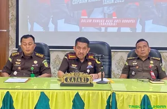 Kepala Kejaksaan Negeri Padang, Koswara, memberikan keterangan pers terkait mangkirnya saksi dalam penyidikan dugaan korupsi kredit bank BUMN, Selasa (9/12/2025). (Foto: Ist)