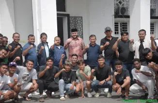 Wali Kota Padang Fadly Amran melepas Tim Persatuan Sepakbola Padang (PSP) di Halaman Balai Kota Lama sebelum melakoni laga uji coba melawan Josal FC Piaman di Kota Pariaman, Sabtu (27/12/2025). (Foto: Ist)