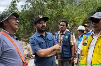 Anggota Komisi V DPR RI, Zigo Rolanda, meninjau langsung kerusakan Intake Palukahan Gadang bersama jajaran PDAM Kota Padang dan BWS V Sumatera untuk memastikan percepatan penanganan gangguan suplai air bersih. (Foto: Ist)
