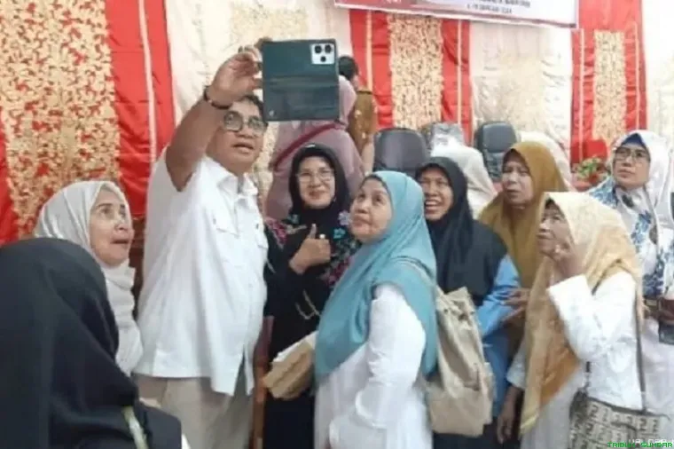 Wakil Ketua DPRD Padang Mastilizal Aye menjemput aspirasi masyarakat Tabing Banda Gadang, Gurun Laweh, dalam agenda reses DPRD Padang masa sidang II 2025/2026. (Foto: Ist)