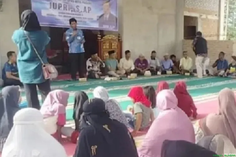 Wakil Ketua DPRD Padang Jupri bertemu warga Kampung Jua saat reses di Masjid Al Kaffah, Kecamatan Lubuk Begalung, Kota Padang. (Foto: Ist)