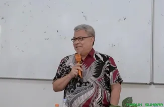 Ketua DPRD Provinsi Sumatera Barat Muhidi menyampaikan keterangan kepada awak media terkait percepatan penyusunan dan finalisasi Rencana Rehabilitasi dan Rekonstruksi Pascabencana (R3P) di Padang, Rabu (7/1/2026). (Foto: Ist)