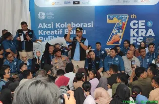 Wakil Gubernur Sumbar Vasco Ruseimy bersama Ketua Umum GEKRAFS Kawendra Lukistian dan tokoh nasional mengikuti doa bersama dan balanjuang bersama warga di Hunian Sementara (Huntara) Limau Manis, Kota Padang, dalam rangka HUT ke-7 GEKRAFS, Kamis (22/1/2026
