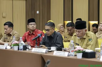Wakil Ketua DPRD Sumbar Evi Yandri Rajo Budiman bersama Gubernur Sumbar Mahyeldi saat menerima Laporan Hasil Pemeriksaan (LHP) BPK Perwakilan Sumbar terkait sarana dan prasarana pendidikan menengah di Padang. (Foto: Ist)