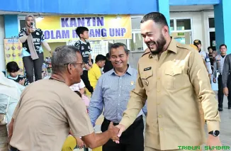 Wali Kota Padang Fadly Amran membuka Minangkabau Open Swimming Championship 2026 di Kolam Renang FIK Universitas Negeri Padang. (Foto: Ist)