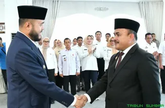 Wali Kota Padang Fadly Amran melantik dan mengambil sumpah Raju Minropa sebagai Penjabat Sekretaris Daerah Kota Padang di Gedung Putih Kediaman Resmi Wali Kota. (Foto: Ist)