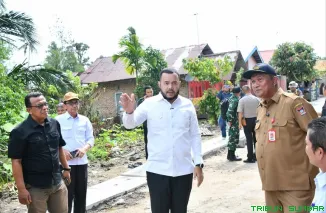 Wali Kota Padang Fadly Amran meninjau progres penataan kawasan permukiman kumuh di RW 03 Pasir Sebelah, Kelurahan Pasia Nan Tigo, Kecamatan Koto Tangah. (Foto: Ist)