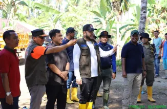 Wali Kota Padang Fadly Amran meninjau kegiatan gotong royong pembersihan sisa lumpur dan material banjir di Kampung Apa, Kecamatan Koto Tangah, Sabtu (10/1/2026). (Foto: Ist)