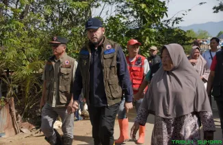 Wali Kota Padang Fadly Amran meninjau dan memimpin goro bersama warga serta ASN Pemko Padang untuk membersihkan sedimen lumpur di saluran drainase Kelurahan Kampung Lapai, Kecamatan Nanggalo. (Foto: Ist)