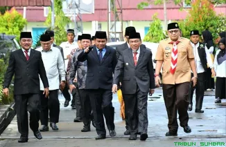 Wakil Wali Kota Padang Maigus Nasir bertindak sebagai Inspektur Upacara Hari Amal Bhakti ke-80 Kementerian Agama RI tingkat Kota Padang di Aula MAN 2 Padang, Sabtu (3/1/2026). (Foto: Ist)