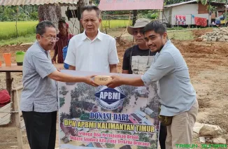 Ketua APBMI Sumbar HM Tauhid menyerahkan bantuan APBMI Kalimantan Timur untuk pembangunan huntara dan pengadaan air bersih bagi warga terdampak banjir bandang di Padang. (Foto: Ist)