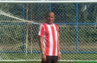 Manajer PSP Padang Indra Yunaidi memberikan arahan jelang laga perdana Liga 4 Sumatera Barat melawan Josal FC Pariaman di Stadion H. Agus Salim. (Foto: Ist)