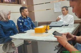 Personel Subdit Politik Direktorat Intelkam Polda Sumbar melakukan silaturahmi dan diskusi dengan Pakar Hukum Tata Negara Dr. Khairul Fahmi, S.H., M.H.,. (Foto: Ist)