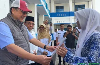 Senator Irman Gusman didampingi Wawako Padang Maigus Nasir serahkan bantuan secara simbolis kepada 21 siswa SMP Negeri 3 Padang, Rabu (7/1/2026). (Foto: Ist)
