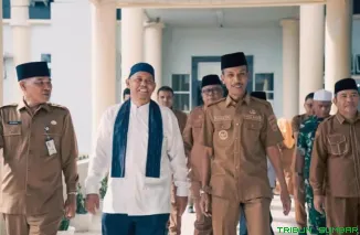 Wakil Bupati Solok Selatan H. Yulian Efi saat menyampaikan sambutan pada peringatan Isra Mi'raj di Aula Sarantau Sasurambi Kantor Bupati Solok Selatan. (Foto: Ist)