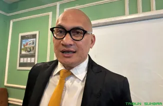 Kuasa hukum Beny Saswin Nasrun, Dr. Suharizal, S.H., M.H., saat menyampaikan keterangan pers terkait penyelesaian kewajiban KMK dan putusan PTUN Pekanbaru di Padang. (Foto:Ist)