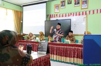 Ketua DPRD Sumbar, Muhidi berdialog dengan guru SMA Negeri 14 Padang saat penyerahan bantuan baju batik, Senin (12/1/2026). (Foto: Ist)