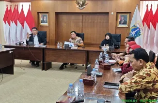 Ketua Komisi Informasi DKI Jakarta Harry Ara Hutabarat saat Rapat Koordinasi Penguatan PPID Pemerintah Kota Administrasi Jakarta Barat di Kantor Pemkot Jakbar, Kamis (29/1/2026). (Foto: Ist)
